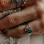 Pinky rings: la creciente popularidad del anillo en el dedo meñique