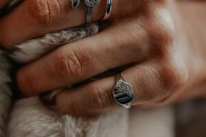 Lee más sobre el artículo Pinky rings: la creciente popularidad del anillo en el dedo meñique